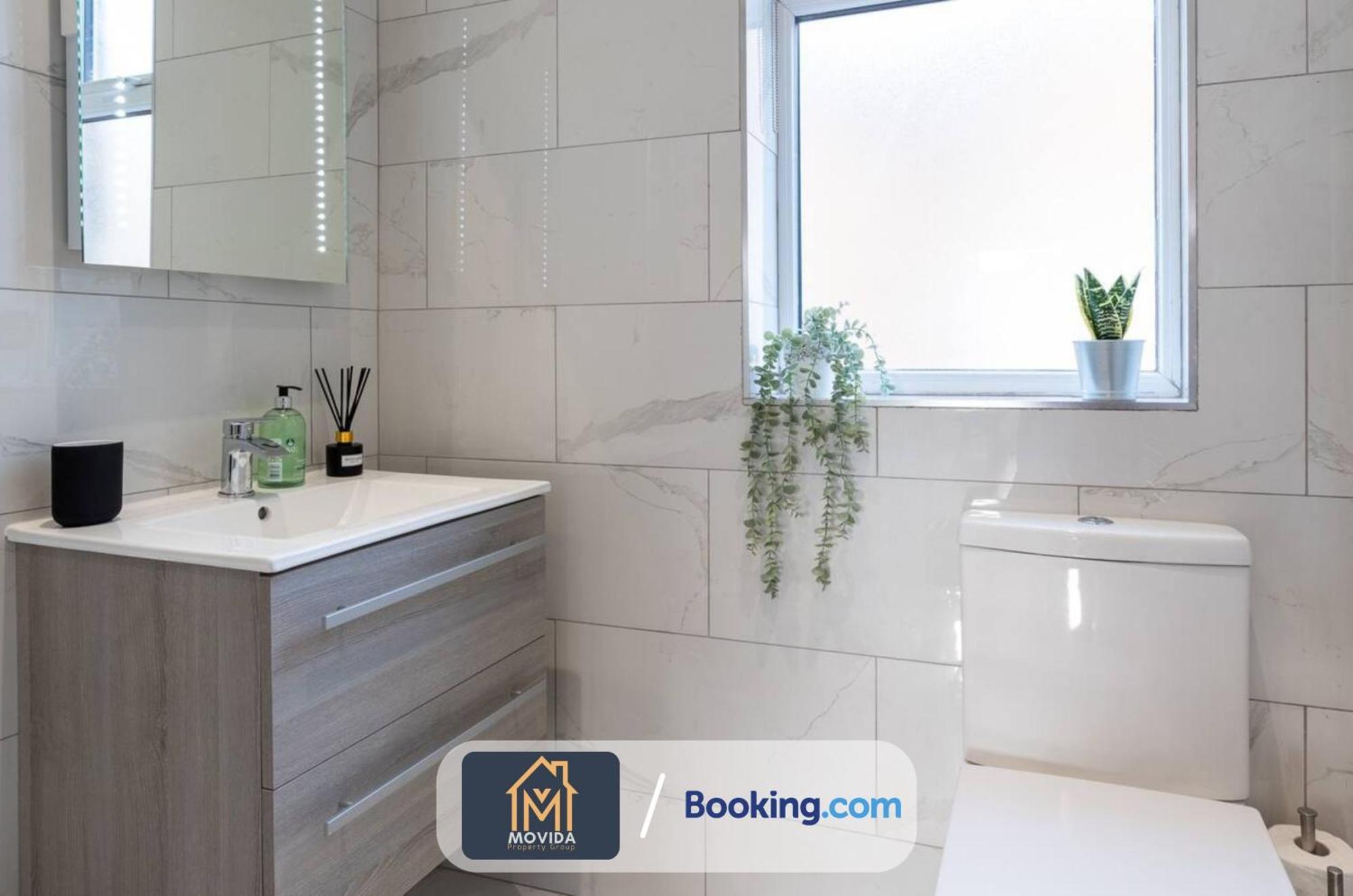 Central Elegant Three Bed Duplex By Movida Property Group Short Lets & Serviced Accommodation ฮาร์โรเกต ภายนอก รูปภาพ